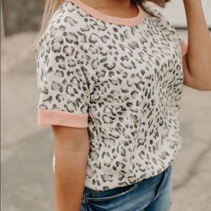 **🎉HOST PICK🎉Pink Trim Leopard Tee
